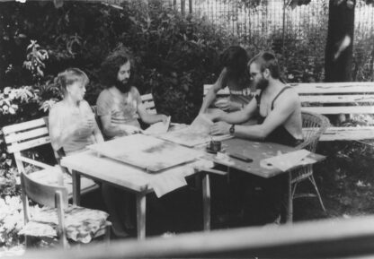 Im Sommer wurde gern mal draußen gearbeitet. Hier Ellen Herrmann (l.), Peter Mißbach (2. v. l.) und Lutz Stützner (r.). ©DIAF